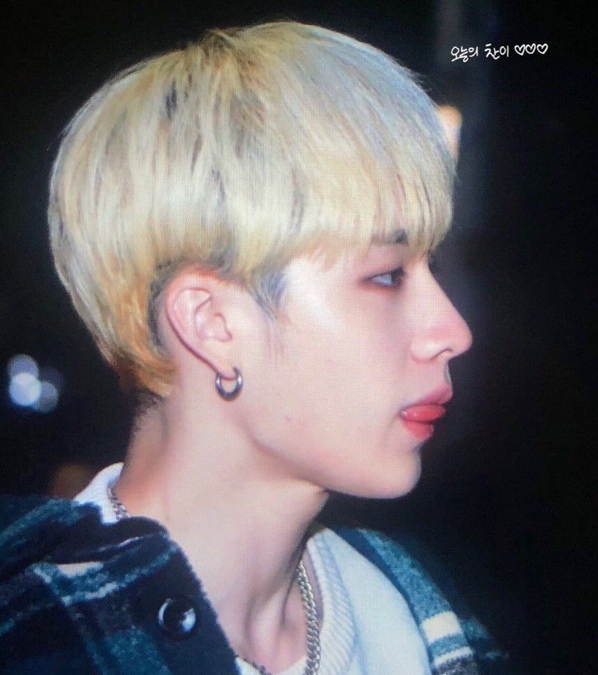 Thread of the most beautiful pictures I have in my gallery of Bang Chan, so that he can see how beautiful he is (not only on the inside but also on the outside) :