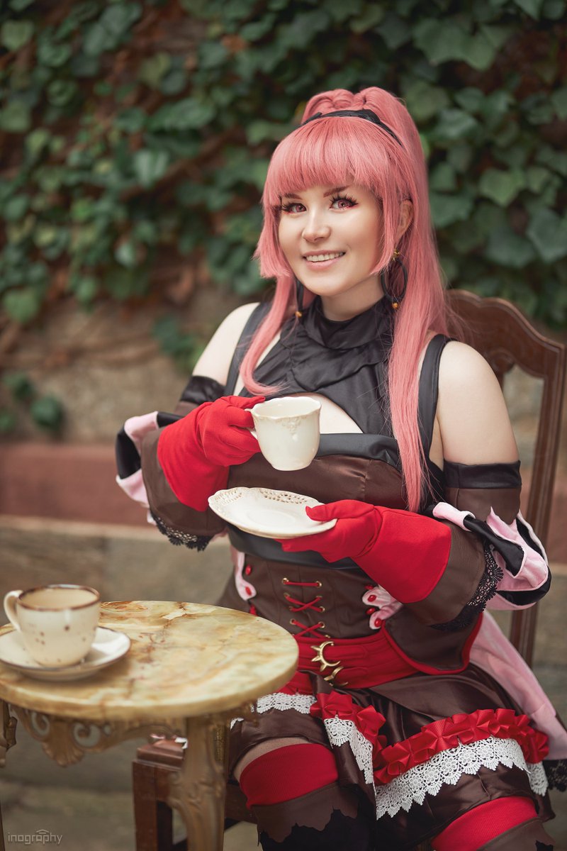 Tea time 😌☕️ This cosplay is kinda crunchy but I'm still really proud of it ✨ --- Hilda from Fire Emblem: Three Houses 🧵Cosplay made and worn by @JoJoWentBananas 📸 Photo and edit by @cginochi ✂️ Patterns are from @indigojinjo 💎3D models are from @dangerousladies