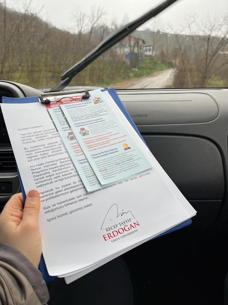 UlusalhaneZiyrt's tweet photo. Sayın Bakanım 
@MahinurOzdemir

 Hane ziyareti, kömür yardımı,
engelli aylığı, büro evrak işleri, deprem bölgesinde görev, aile destek incelemesi ve Cumhurbaşkanımızın mektubu olmak üzere her türlü görevde yer almaya çalışan 3200 kişilik üniversite mezunu ‘Ulusal Hane Ziyareti Personeli’ 14 aylık emeklerinden sonra işlerine son verildi. Lütfen sesimizi duyun Sayın Bakanım