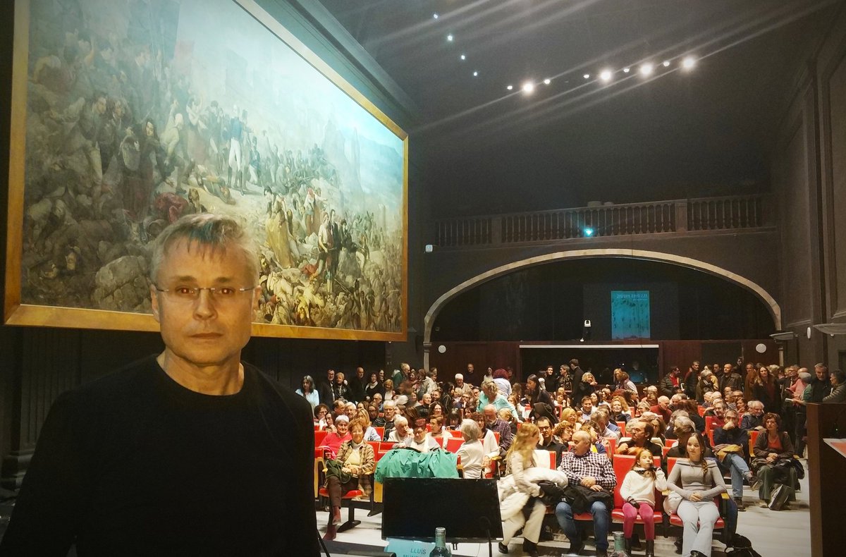 Ara mateix comença a Girona una de les presentacions de llibre més multitudinàries que he vist. El meticulós Lluís Muntada publica el recull de narracions 'Els dies previs'. A què respon tanta expectació? A les pàgines del llibre hi ha la resposta. @LlibresdelSegle