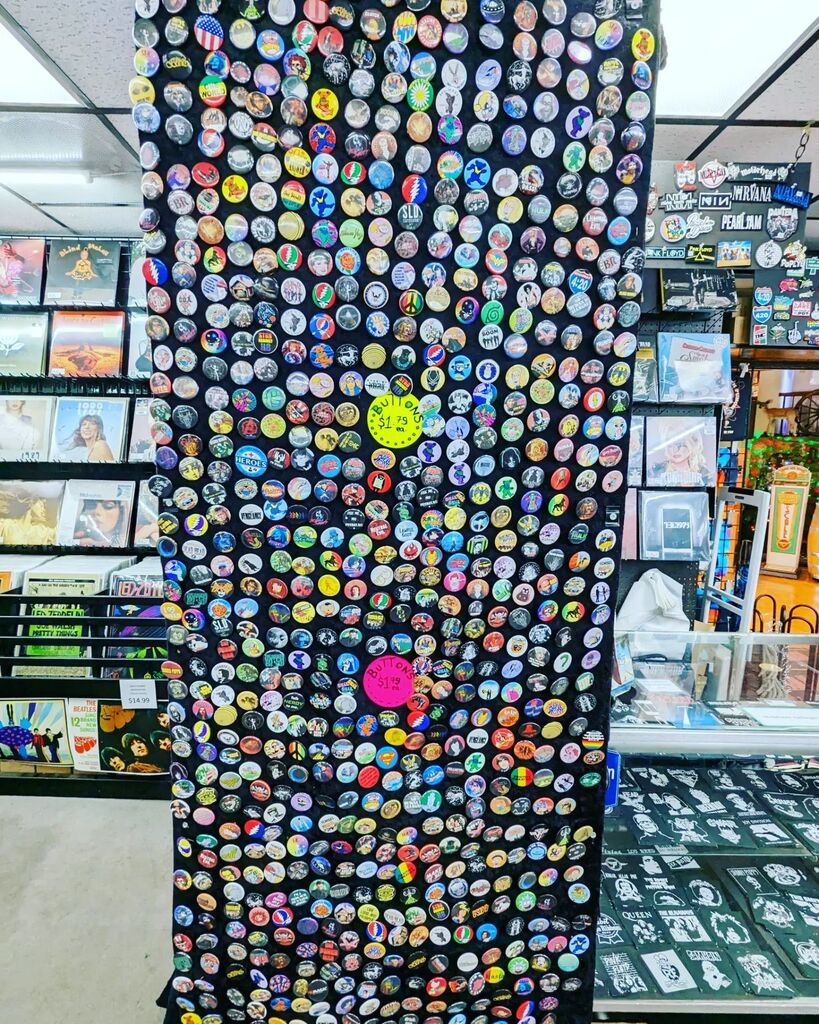 PeaceEcologyNet's tweet photo. #rhythm #section #records #gatlinburg #tn #smoky #mountains #national #park #gsmnp #vinyl #imports #clearance #picturediscs #stickers #shirts #posters #patches #buttons #taylorswift #dollyparton #johnnycash #elvispresley #pinkfloyd #gratefuldead #rush #n… https://t.co/SUbpcWpbAi https://t.co/b3ZWwHXPL2