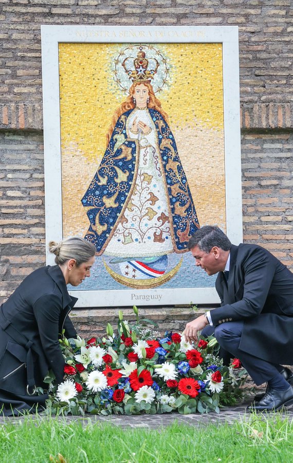 El Presidente y la Primera Dama entregan ofrenda floral a representación de la virgen de Caacupé.