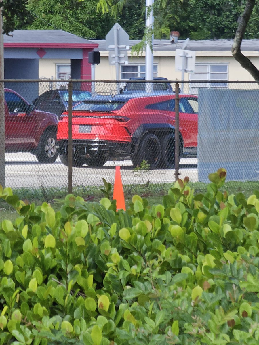 2QUICCG35's tweet photo. @lambocars_com powerline &amp; 13th street FT LAUDERDALE FLORIDA https://t.co/E22qwZa0qD