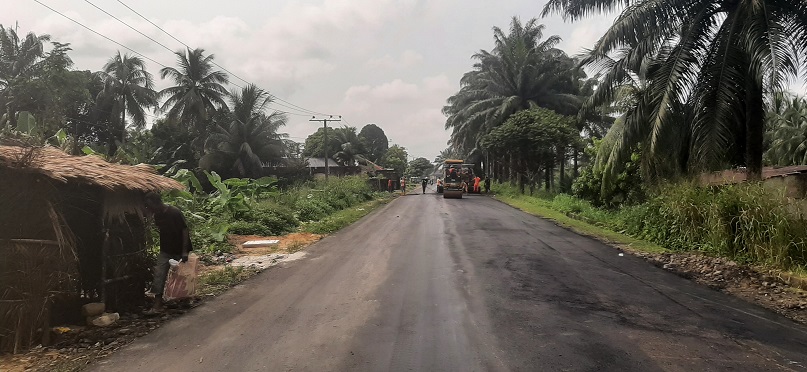TrackaNG's tweet photo. N500m was allocated to the Construction of Access Road at Liberty Free Zone in the Ete area of Ikot Abasi Akwa Ibom in the 2023 FG Budget. We tracked and report this project is ongoing.

Some sections of the road on liberty-free zone have been laid with asphalt, other parts are yet to be done. We observed that the work done so far is poor as the asphalt laid is not thick enough and drainages were not constructed.

We call on @OGFZA, the implementing agency to ensure the contractor delivers quality work. We will keep tracking to ensure proper service delivery.