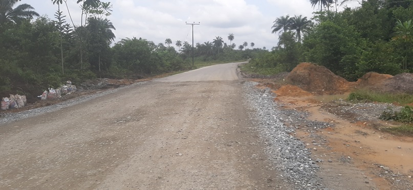 TrackaNG's tweet photo. N500m was allocated to the Construction of Access Road at Liberty Free Zone in the Ete area of Ikot Abasi Akwa Ibom in the 2023 FG Budget. We tracked and report this project is ongoing.

Some sections of the road on liberty-free zone have been laid with asphalt, other parts are yet to be done. We observed that the work done so far is poor as the asphalt laid is not thick enough and drainages were not constructed.

We call on @OGFZA, the implementing agency to ensure the contractor delivers quality work. We will keep tracking to ensure proper service delivery.