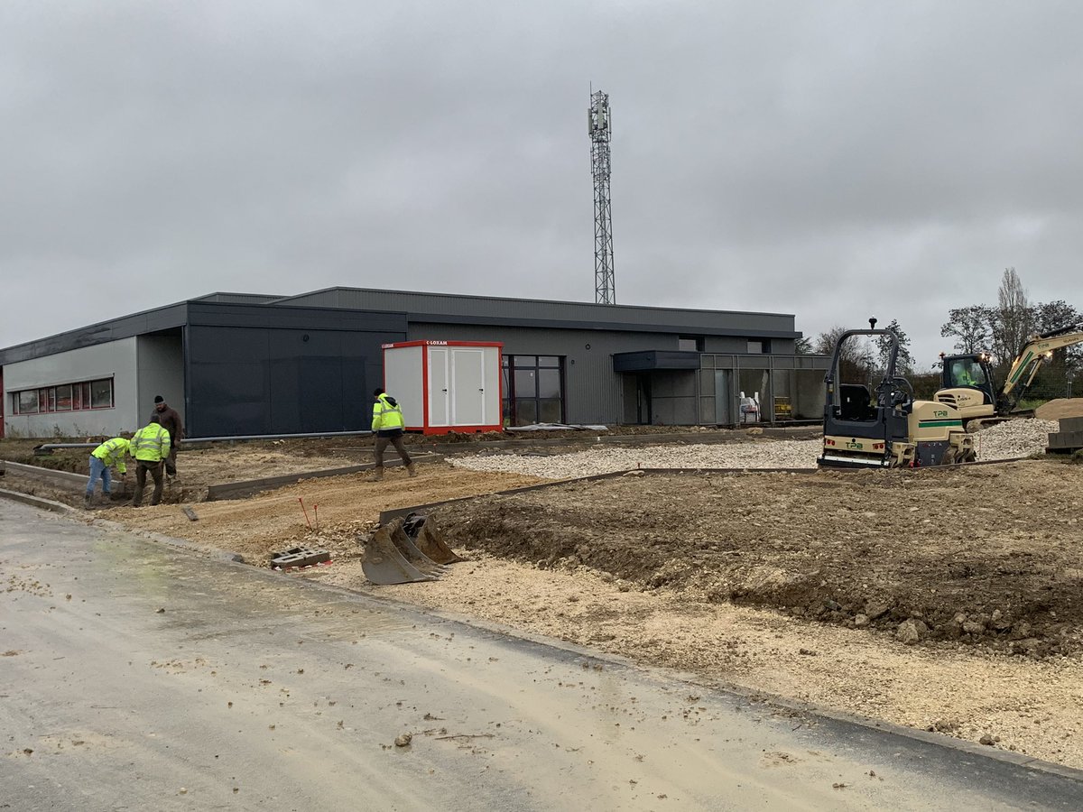 SDIS_18's tweet photo. #travaux #construction
Après l’interruption du chantier, les entreprises sont de nouveau mobilisées pour la construction du CIS #Baugy. Belle opération pour le territoire et les personnels de ce CIS qui vont pouvoir exercer leur activité dans des locaux adaptés et fonctionnels https://t.co/IevmZGRCri