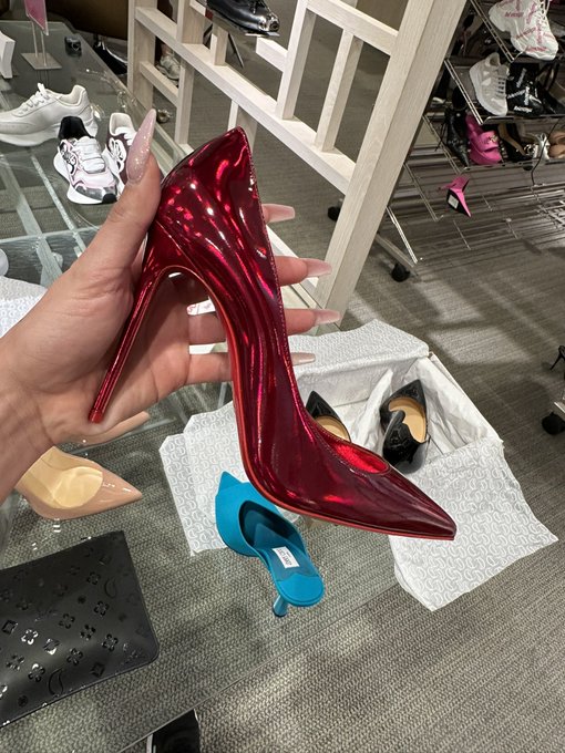 Someone get me these bitches in a sexy 12. 😩 https://t.co/k5lEKmrU0w