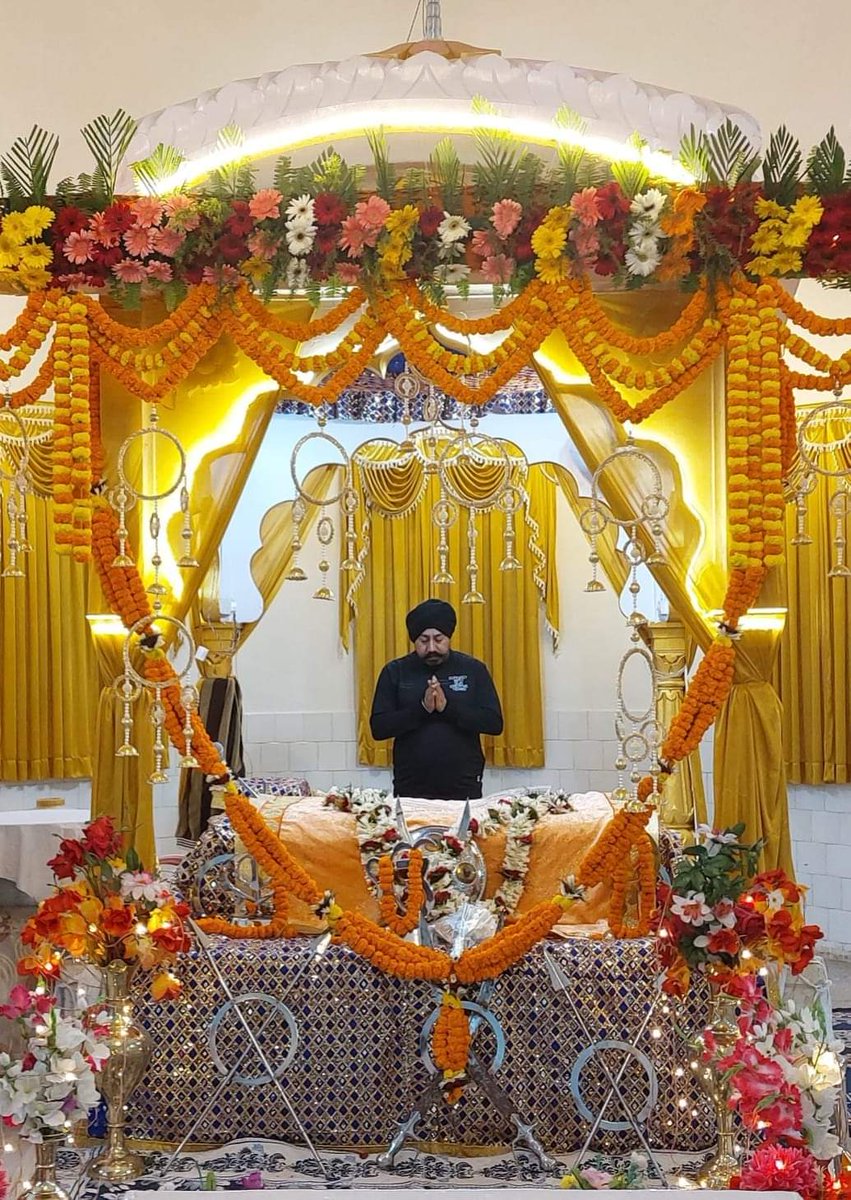 #GURU_NANAK_SAHIB JI's 3 Golden Principles for a Happy Living 

#Kirat_Karo - Earning your Living Honestly 
#Naam_Japo - Remember Name of God at all Times
#Vand_Chako - Sharing is Caring. Help the Needy

Wish You All a Very Happy 554th Birth Anniversary of Sri Guru Nanak Sahib Ji