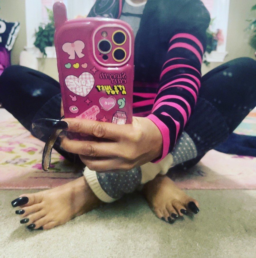 QueenTippieTaps's tweet photo. #feet #longtoenails #longtoes
#longfingernails #blacknails
https://t.co/wAxKBSguVs https://t.co/67OUScb82c