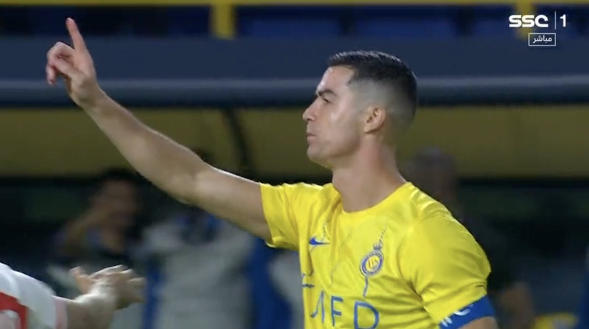 "No penalty !"

Quelle classe de Cristiano Ronaldo 🇵🇹 qui dit à l’arbitre qu’il n’y a pas penalty après avoir subi un léger contact dans la surface ! 👏

L’arbitre, qui avait dans un premier temps désigné le point de penalty, est revenu sur sa décision après l’intervention de