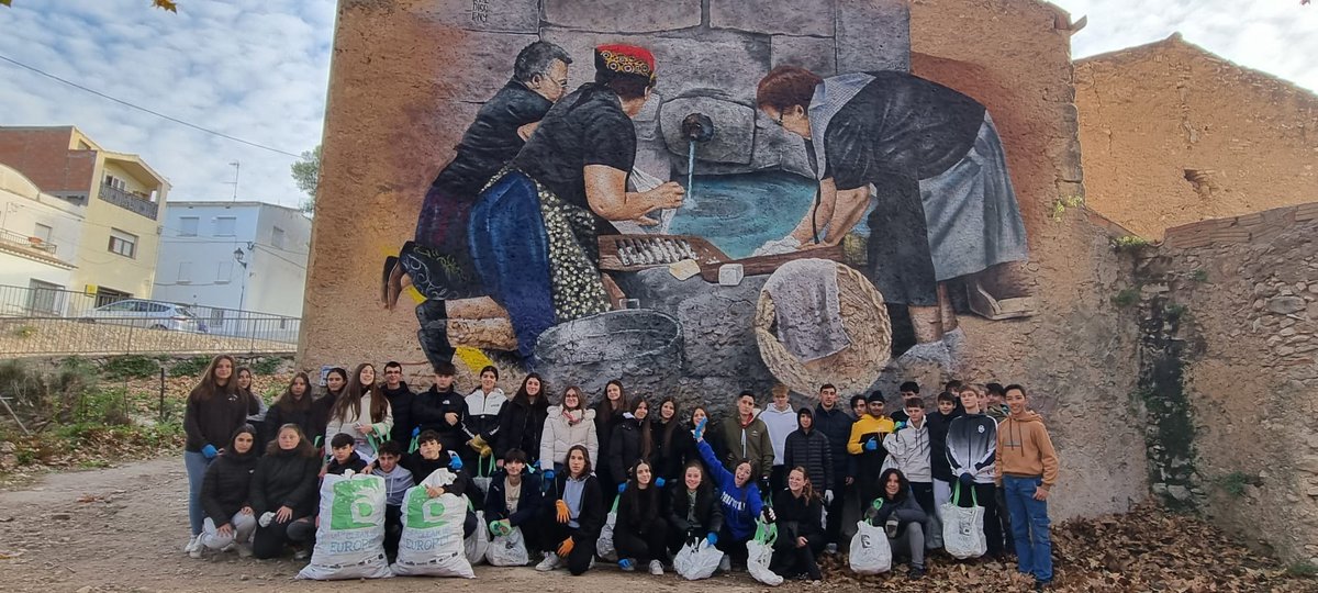 BisbalPenedes's tweet photo. ENSENYAMENT | MEDI AMBIENT🌳96 alumnes de 4t d’ESO de l’Institut @costertorre van participar, el passat divendres, en el #CleanUpDay en el marc de les accions de servei comunitari que es fan des de l’institut.
ℹ️https://t.co/mnFkQDZdJ8
#LaBisbalDelPenedès #LetsCleanEurope https://t.co/j3P12PJRN1