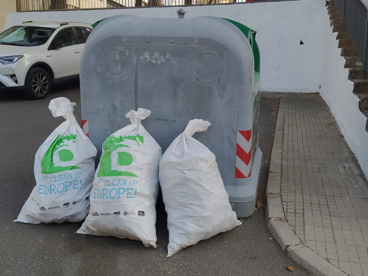 BisbalPenedes's tweet photo. ENSENYAMENT | MEDI AMBIENT🌳96 alumnes de 4t d’ESO de l’Institut @costertorre van participar, el passat divendres, en el #CleanUpDay en el marc de les accions de servei comunitari que es fan des de l’institut.
ℹ️https://t.co/mnFkQDZdJ8
#LaBisbalDelPenedès #LetsCleanEurope https://t.co/j3P12PJRN1