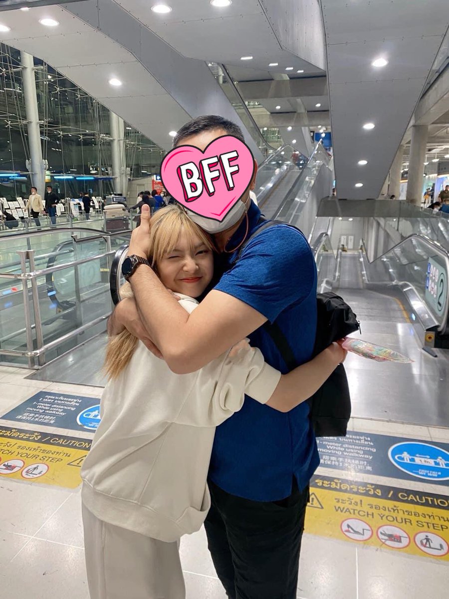 คุณพ่อแคนนี่มาแล้ว ยัยเด็กยิ้มแป้นเลย ภูมิใจแทนพ่อแม่น้องมากจริงๆ ขนาดเป็นแฟนคลับยังภูมิใจเลย🥹🎉

“ได้เดบิ้วแล้ว เก่งมากลูก”

#CHIQUITA #BABYMONSTER