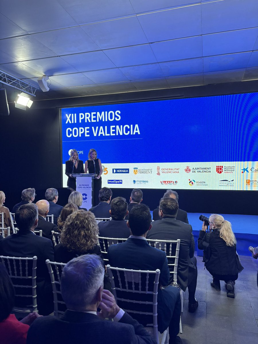 COPEValencia's tweet photo. 🙋‍♀️🙋‍♂️Bienvenidos, comienza la XII edición de los #PremiosCOPEValencia

Síguenos, te lo contamos todo desde ya,  👇🏼 estamos en el #velesevents https://t.co/N5dJXFeEbI