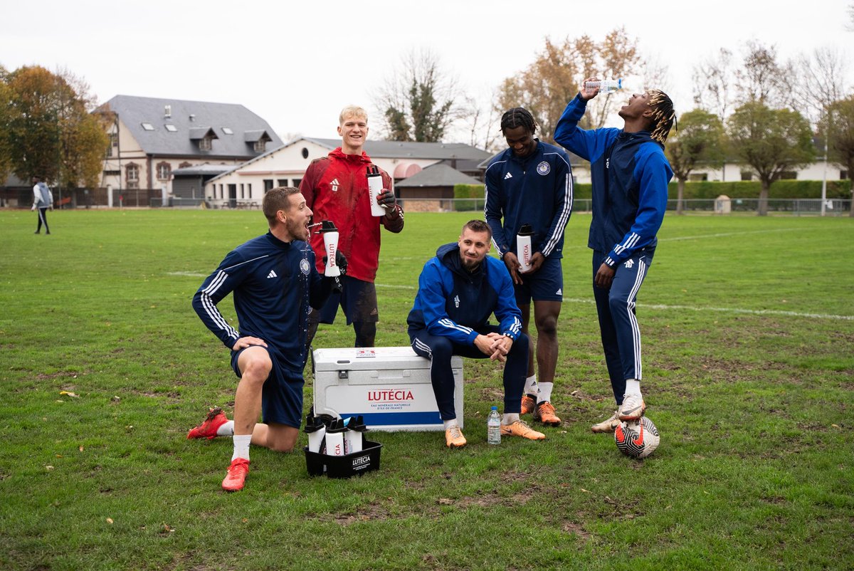 FC_Versailles's tweet photo. Le FC Versailles est heureux d’annoncer son nouveau partenariat avec Lutécia, la seule eau minérale naturelle d’Île de France ! 💧🤝​

Ogeu Groupe devient donc fournisseur officiel du club pour les 2 prochaines saisons et Lutécia hydratera les joueurs, le staff et les supporteurs ! 💦
