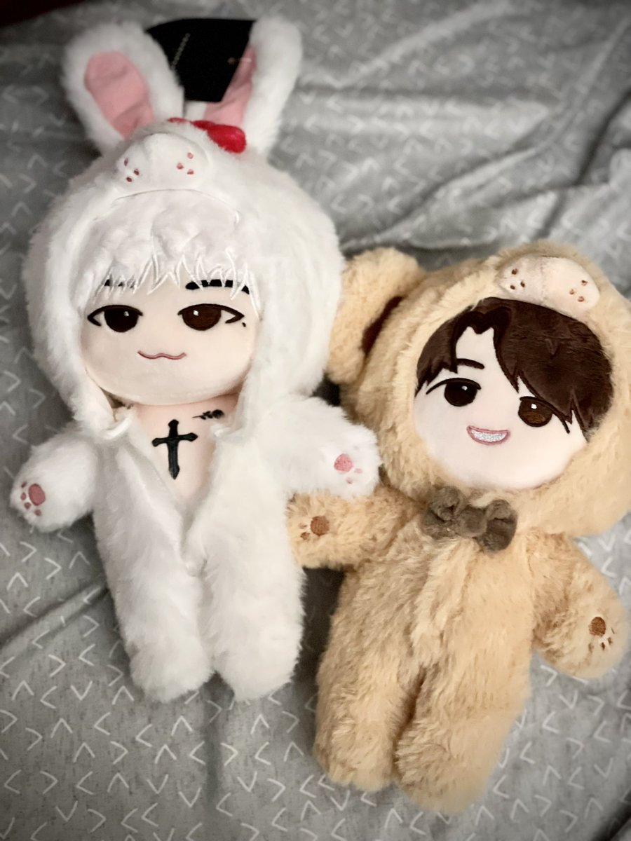 JustGee1's tweet photo. My little Rose buddies arrived!! Are they not the cutest ever?!🤗

The others will arrive sometime next year, but i have no idea when. LOL

I kept Woosung’s costume open a lil to show off his tattoo, just like he does in real life 😂

#TheRose #Woosung #Jaehyeong  #더로즈 https://t.co/sIS2HOAB1Y