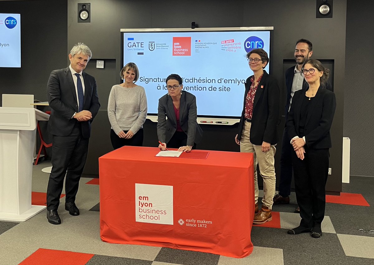 Gabriele Fioni (@gfioni) on Twitter photo Cérémonie de signature de la convention d’adhésion de <a href="/EMLYON/">emlyon business school</a> à l’UMR GATE <a href="/CNRS_dr07/">CNRS Rhône Auvergne</a> <a href="/univ_lyon2/">Université Lumière Lyon 2</a> <a href="/Univ_St_Etienne/">Université Jean Monnet Saint-Étienne</a>
Une nouvelle preuve de la collaboration exemplaire des chercheurs, des enseignants et étudiants pour faire rayonner la recherche du site Lyon Saint-Etienne Cérémonie de signature de la convention d’adhésion de <a href="/EMLYON/">emlyon business school</a> à l’UMR GATE <a href="/CNRS_dr07/">CNRS Rhône Auvergne</a> <a href="/univ_lyon2/">Université Lumière Lyon 2</a> <a href="/Univ_St_Etienne/">Université Jean Monnet Saint-Étienne</a>
Une nouvelle preuve de la collaboration exemplaire des chercheurs, des enseignants et étudiants pour faire rayonner la recherche du site Lyon Saint-Etienne