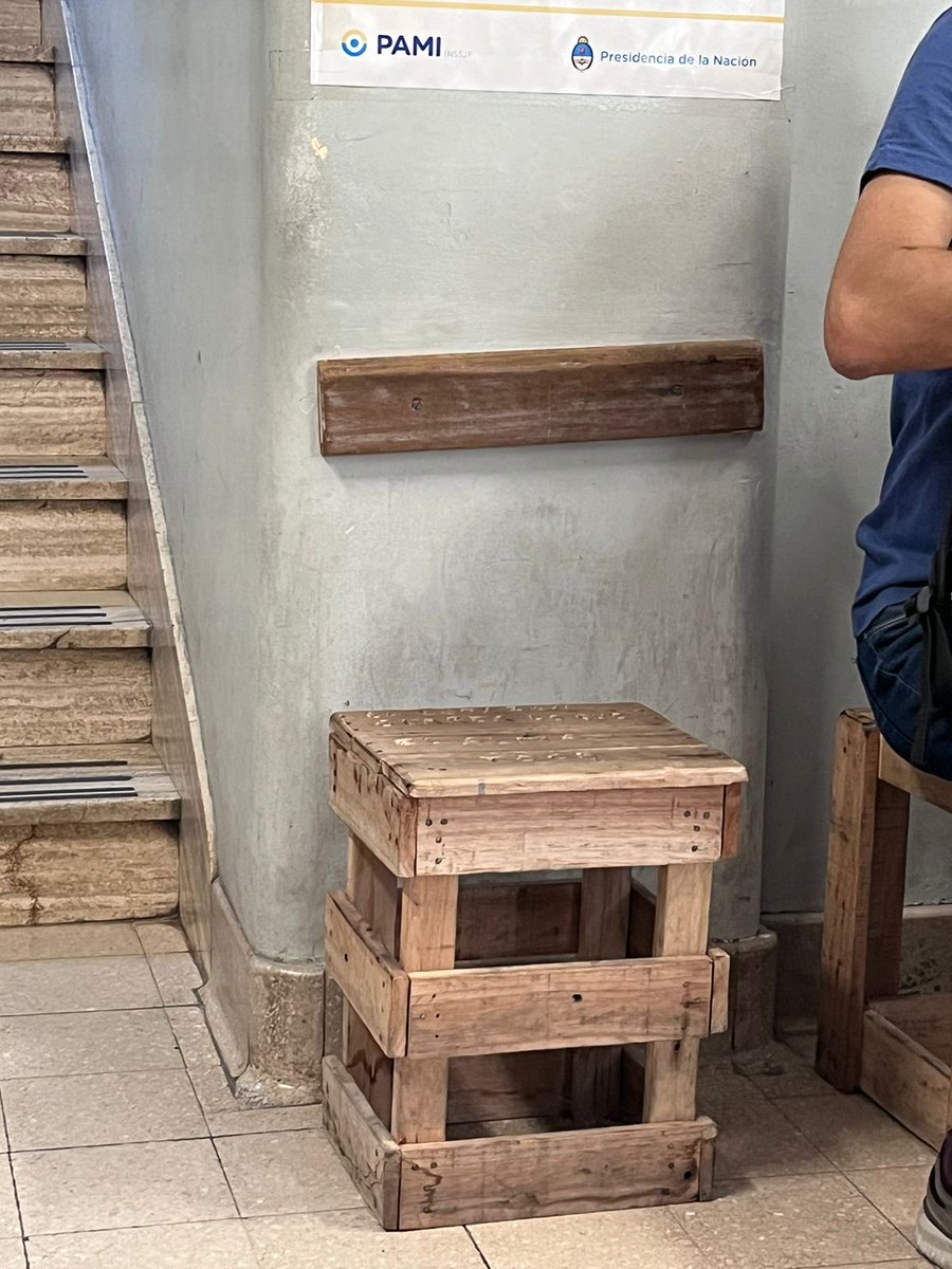 JAleart's tweet photo. Con estas comodidades se atienden nuestros jubilados en el Pami 2, Rosario. El Pami, una de las principales cajas del país. https://t.co/mAFcaBFOvc