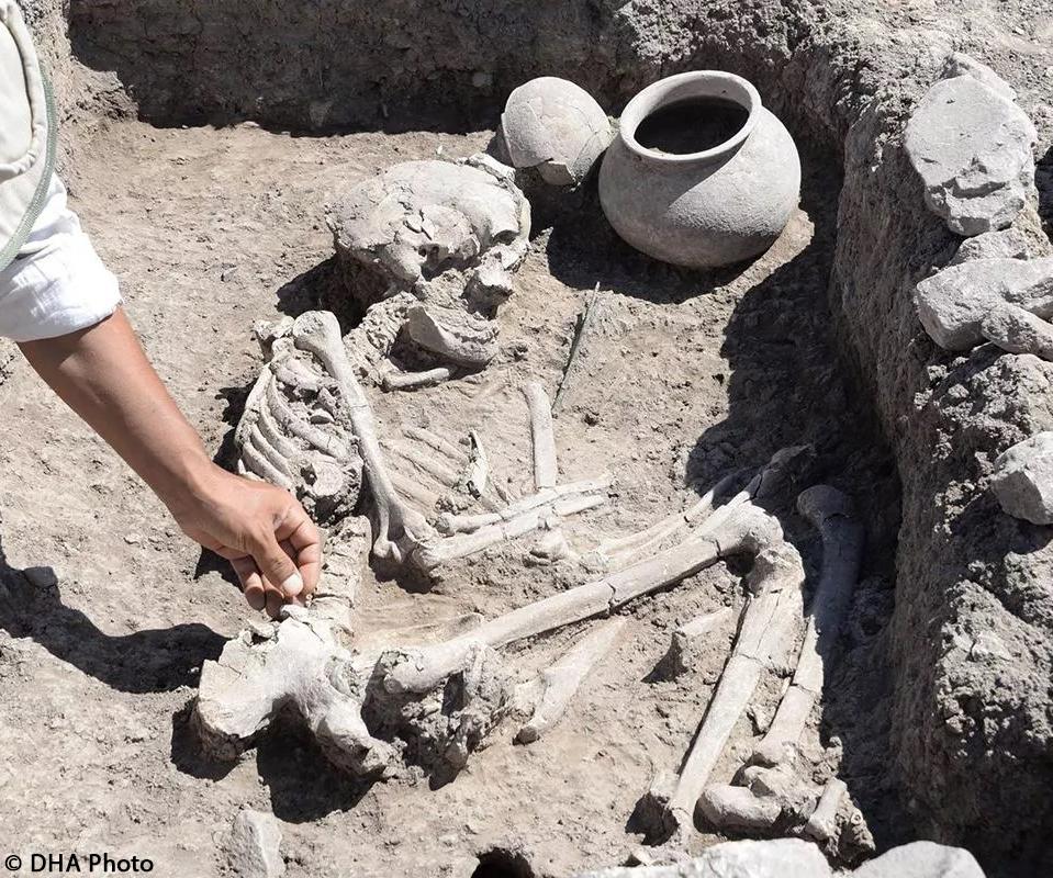 New tombs from early Bronze Age discovered on Türkiye’s Çayönü hill Continue Reading: archaeologymag.com/2023/09/new-to… #archaeology #anthropology #neolithic #bronzeage #Çayönü