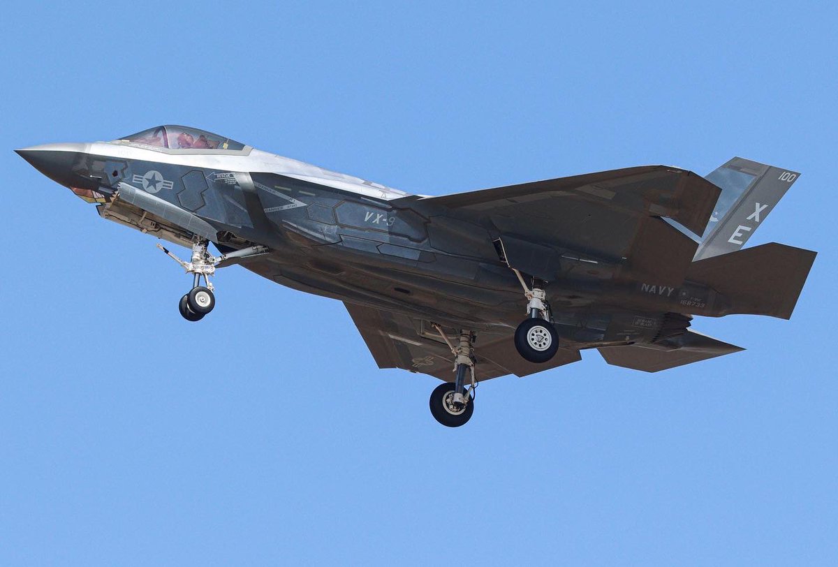 BranomJaeden's tweet photo. VX-9 ‘Vampire’ F-35’s returning to Point Mugu after their time fighting their adversaries over the Pacific. Probably will remain the most interestingly painted F-35’s for a long time
•
•
📍- NAS Point Mugu | 8/25/22 | #F35 #GrayFlag #Aviation #Fighter https://t.co/KBKD7ywNO2