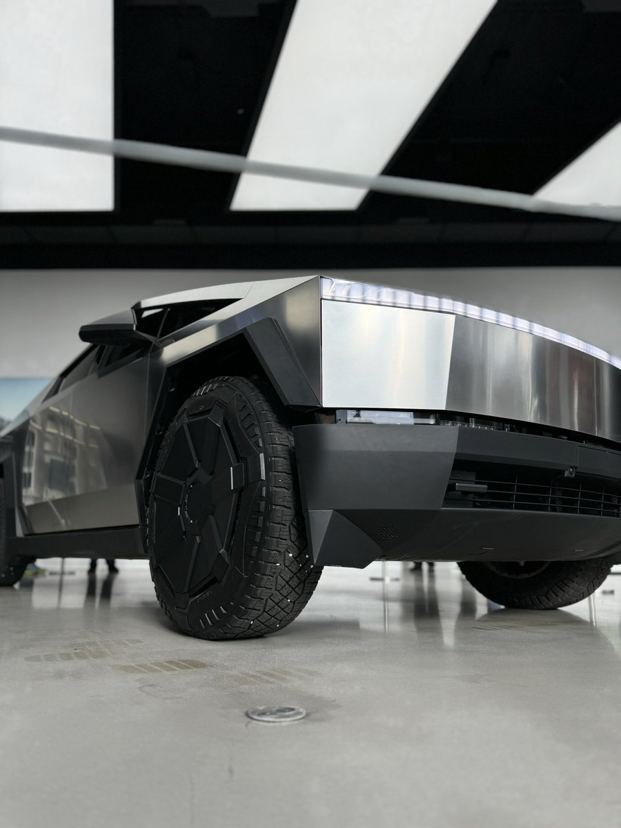 MagicTurtle26's tweet image. That little speaker grille... 

@Tesla #cybertruck #tesla #teslamanhattan