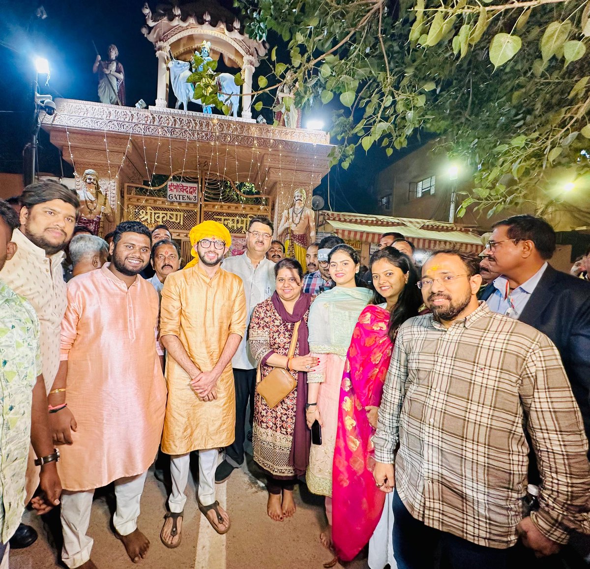 AUThackeray's tweet photo. कृष्ण जन्मभूमि में, हमारी युवासेना के साथ!
At Krishna Janmabhoomi, with the YuvaSena! https://t.co/Av5SiTFTNX