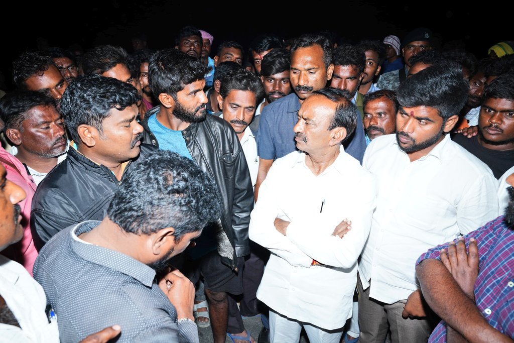 Eatala_Rajender's tweet photo. హుజురాబాద్ నియోజకవర్గం : వీణవంక మండలం, మామిడాలపల్లి గ్రామానికి చెందిన దరిపెల్లి మొగిలి (48) ఆయన కొడుకు శివ (12) రోడ్డు ప్రమాదంలో దుర్మరణం చెందడం చాలా బాధాకరం.

మానకొండూరు మండలం రంగపేట స్టేజ్ వద్ద అతోను ఇసుక లారీ ఢీకొట్టడంతో ఈ ప్రమాదం జరిగింది.

ప్రమాద స్థలాన్ని పరిశీలించిన అనంతరం జిల్లా కలెక్టర్ గారితో మాట్లాడడం జరిగింది.

*************

మానేరు వాగును చెరబట్టారు.
గ్రీన్ ట్రిబ్యునల్ ఇసుక తవ్వకాలు చేయవద్దని ఆదేశించినా, హైకోర్టు స్టే ఇచ్చినా ఆపకుండా ఇసుక తవ్వకాలు జరుపుతున్నారు.

రోడ్డుమీద నిర్లక్ష్యంగా పోసిన మట్టికుప్పలు, ఇసుక అక్రమ రవాణా చేస్తున్న లారీలు వేగంగా ఢీ కొట్టడం వల్ల అమాయకులు అయిన ఇద్దరు మరణించారు.

ఇసుక మాఫీయా కేసీఆర్ చుట్టాలు.
వందల లారీల ఇసుక అక్రమ దందా కొనసాగుతుంది.
ఆక్సిడెంట్ అయ్యి ఇన్ని గంటలు అయినా కూడా ఒక్క అధికారి కూడా ఇక్కడికి రాలేదు.

మానెరును కాపాడుకుంటూ వచ్చా. కేసీఆర్ బందువులు ఇసుక దందా మొదలు పెట్టాక మనేరును రాళ్ళు తెలేల జేశారు. నీళ్లు లేకుండా చేసి రైతుల పొట్టగొడుతున్నారు.

తక్షణమే అక్రమ ఇసుక రవాణా ఆపాలని.. ఈ కుటుంబాన్ని ఆదుకోవాలని డిమాండ్ చేస్తున్నాను.