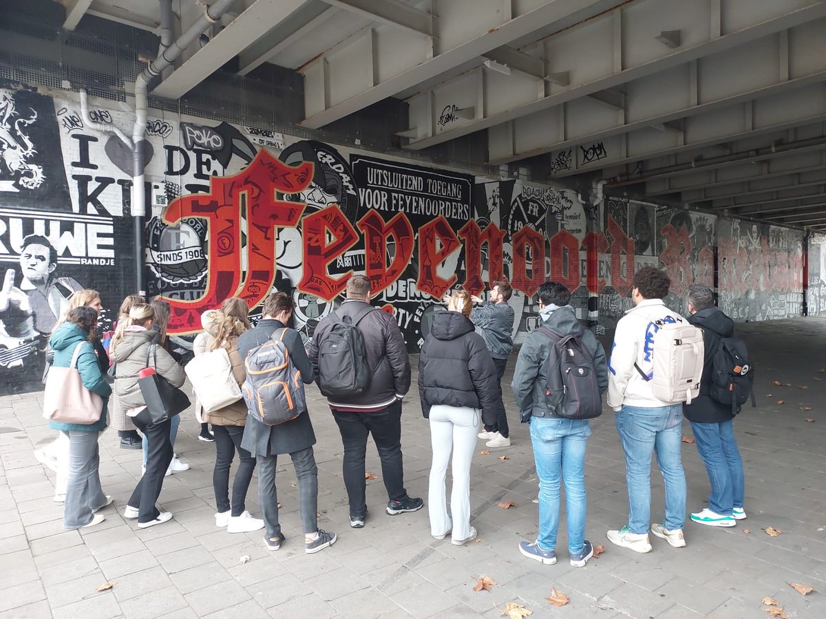 Eerstejaars Events &amp; Experience studenten ervaren voetbalcultuur bij De Feijenoorder.
Lees meer... bitly.ws/33wKH
<a href="/hsrotterdam/">Hogeschool Rotterdam</a> <a href="/RdamAcademy/">Rotterdam Academy</a>
