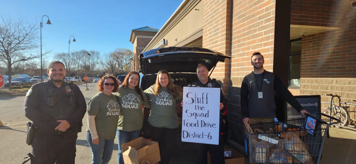 MilwaukeePolice's tweet photo. #MKEPD #MPDDistrict6 would like to thank everyone  for donating to our #StufftheSquad #FoodDrive. This year they were able to donate to two food pantries! #MKECommunity #SeasonOfGiving https://t.co/oUQAstqjdV