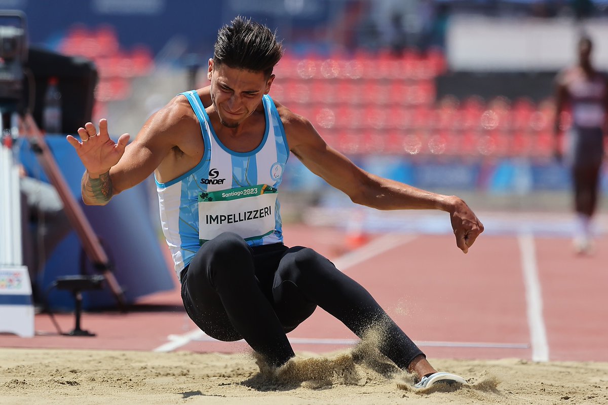SonderArgentina's tweet photo. #Santiago2023 #AtletismoParalímpico
¡Oro para Brian Impellizzeri!
El atleta @Brianimpellizz1 se quedó con la medalla de oro en Salto en Largo T37/38. Con una marca de 6m65, además registró el nuevo récord de campeonato.
¡Felicitaciones! 🇦🇷👏

#SonderDeSelección #VestimosElJuego https://t.co/5l7XmXp0A6