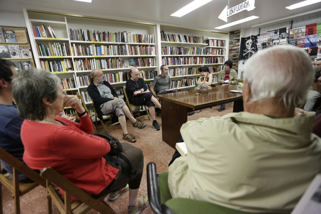 Recuperamos la buena costumbre de ir avisando por aquí de nuestros puntos de venta, aquellas librerías que nos acompañan y sin las que este pequeño proyecto editorial no sería absolutamente nada. En #vitoriagasteiz os recordamos que podéis encontrar nuestros libros en @zapateneo