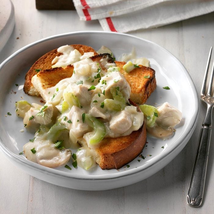 As we get back into the swing of things post-holiday weekend, let's make dinner easy ✅ This turkey a la king #recipe 😋 is a quick and simple way to use up what's left of your #Thanksgiving 🦃 leftovers: bit.ly/46sAnx2