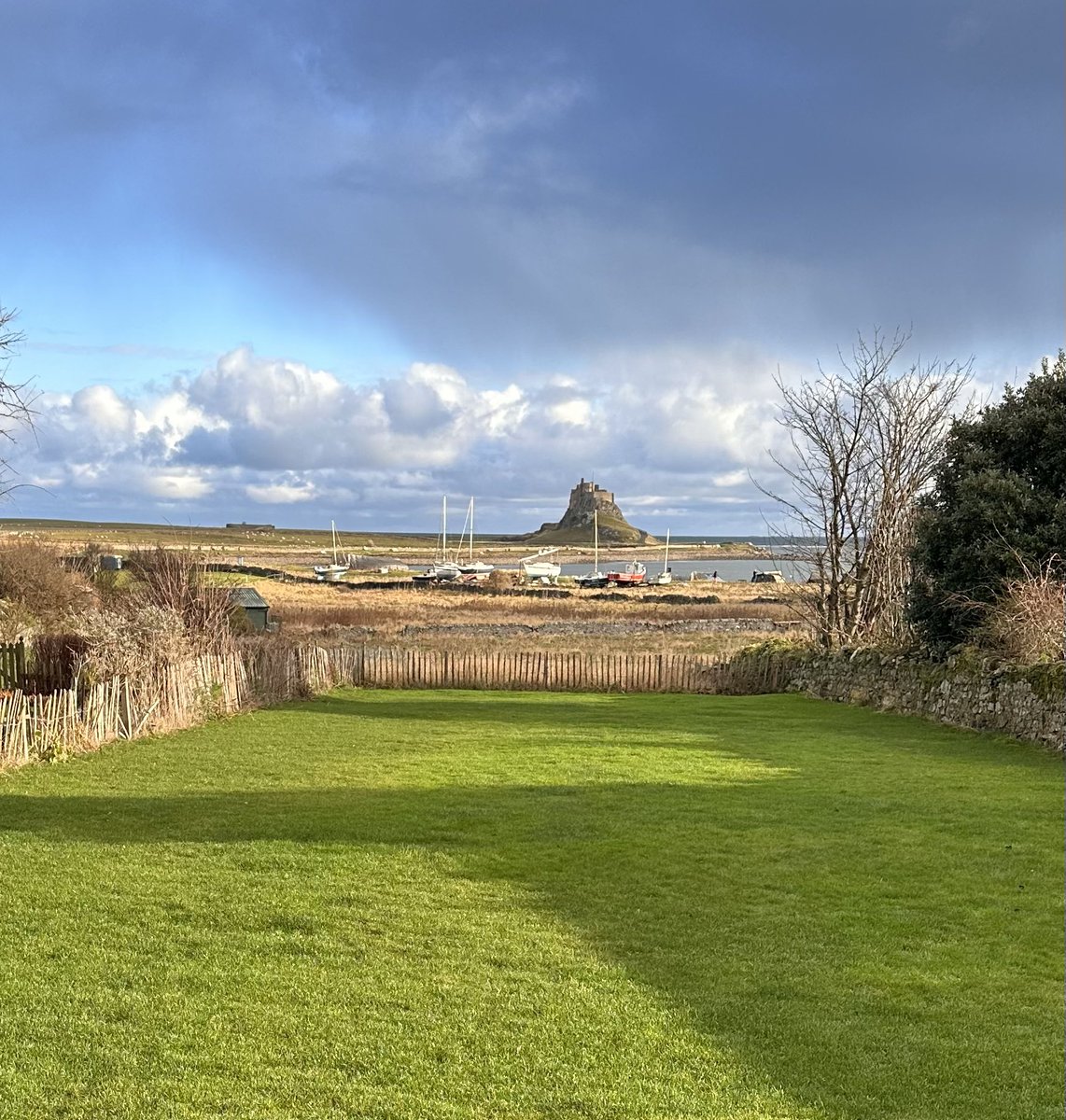 _andyglover's tweet image. So grateful to get away with @_sueglover this week for a focused time of Retreat and Rest 

Found a lovely  @Airbnb on Lindisfarne 

Enjoying the stillness and slow pace and time to be with God  

Signing off now for rest of the week 

#HolyIsand #Thinplace