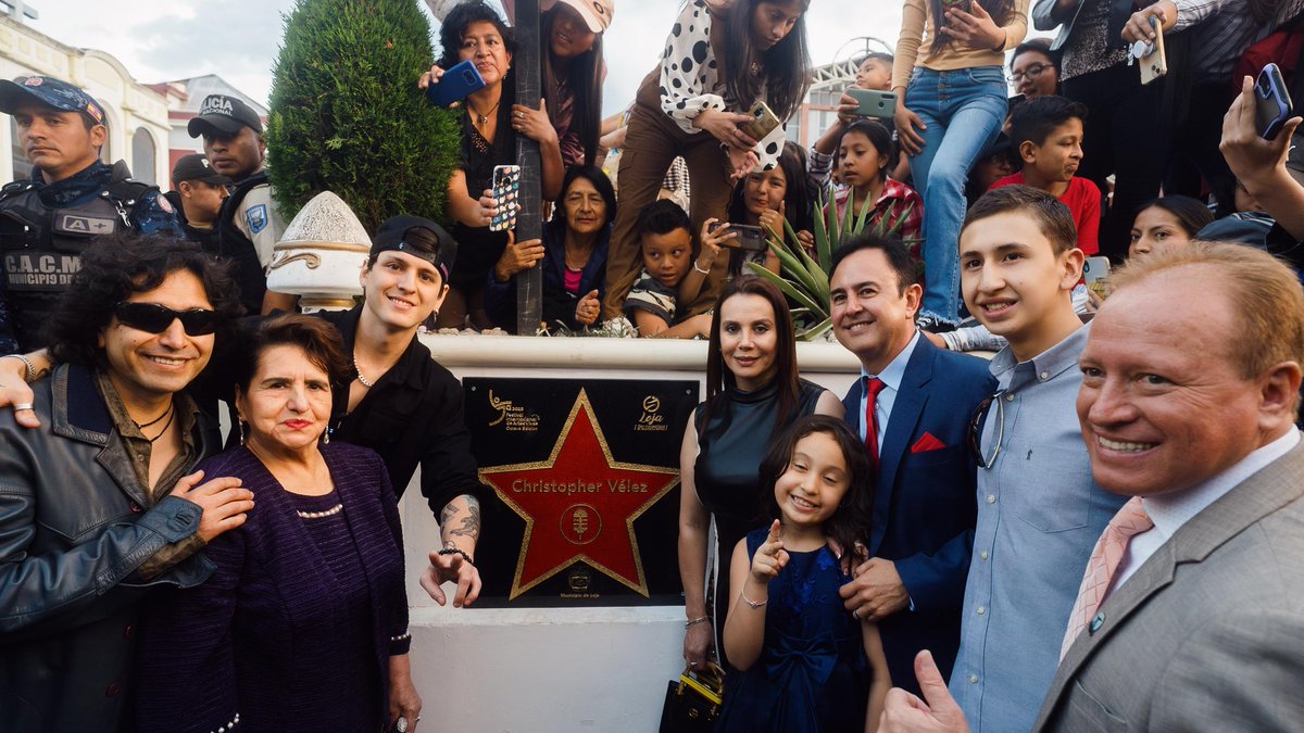 YennyPaulinaMu2's tweet photo. No hay nada mejor en la vida que ser agradecido… Gracias hijo mío por todo tu esfuerzo, dedicación y sobretodo por ese ser humilde con un corazón de oro, eres mi orgullo y el motor de mi vida. Gracias Lic. Franco Quezada  Alcalde de mi querida Loja por el reconocimiento. https://t.co/GCsAaDynoc