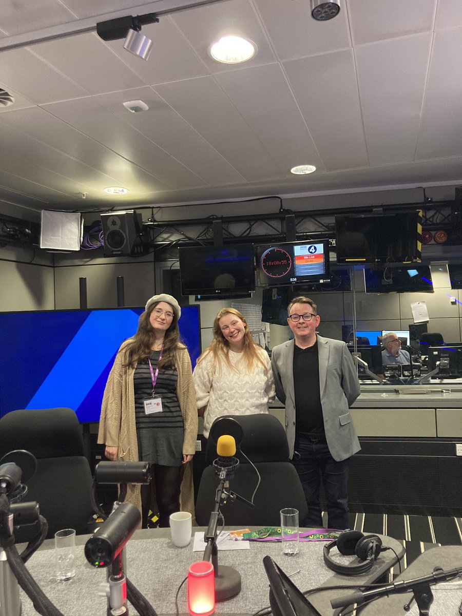 Had an amazing time making my hosing debut for BBC/AHRC New Thinking podcast! Stimulating chat with @ProfDomMcHugh @megan_steinberg about access, disability, and live performance - out on 3rd Dec. (my lazier eye may or not have been bruised playing rugby 😬)