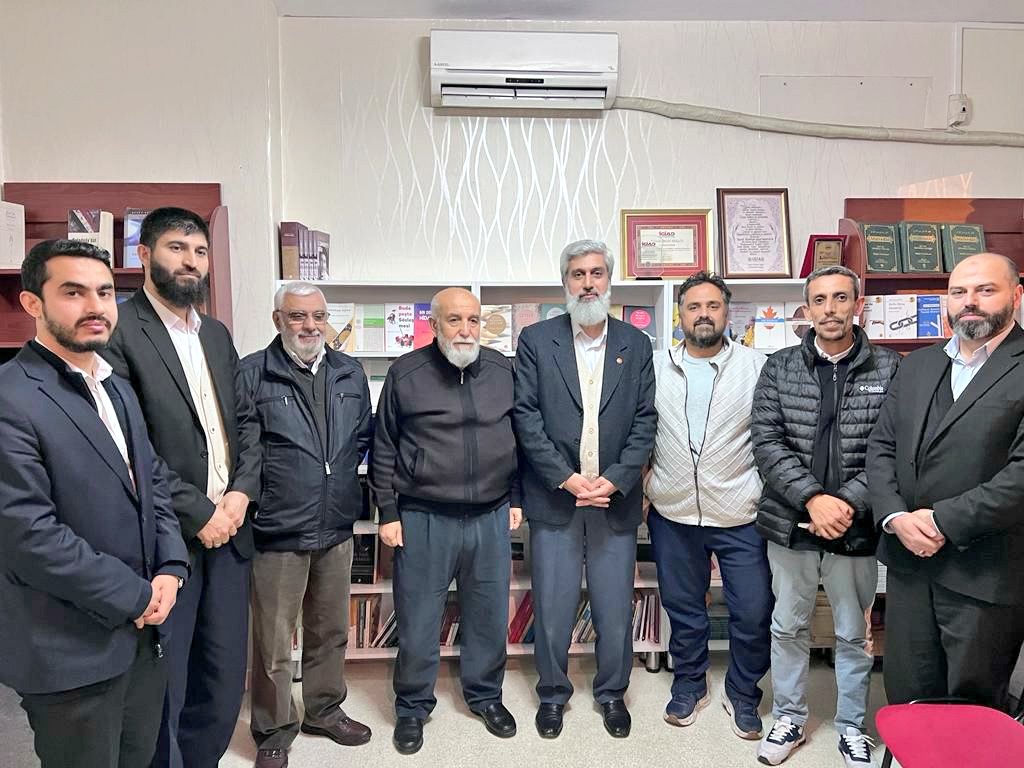 alparslankuytul's tweet photo. Konferans nedeniyle İstanbul'da bulunan Alparslan Kuytul Hocaefendi, talebeleri ile birlikte ilahiyatçı yazar Ali Bulaç ve Çıra Yayınları sahibi Davud Güler'i ziyaret etti. https://t.co/YGFYwYoOyK