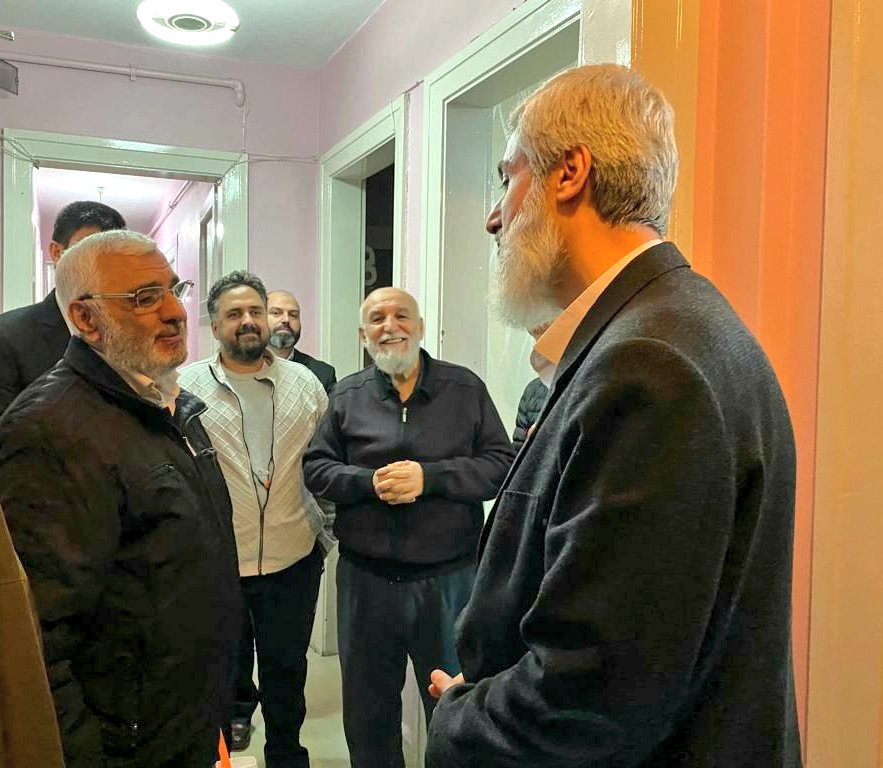 alparslankuytul's tweet photo. Konferans nedeniyle İstanbul'da bulunan Alparslan Kuytul Hocaefendi, talebeleri ile birlikte ilahiyatçı yazar Ali Bulaç ve Çıra Yayınları sahibi Davud Güler'i ziyaret etti. https://t.co/YGFYwYoOyK