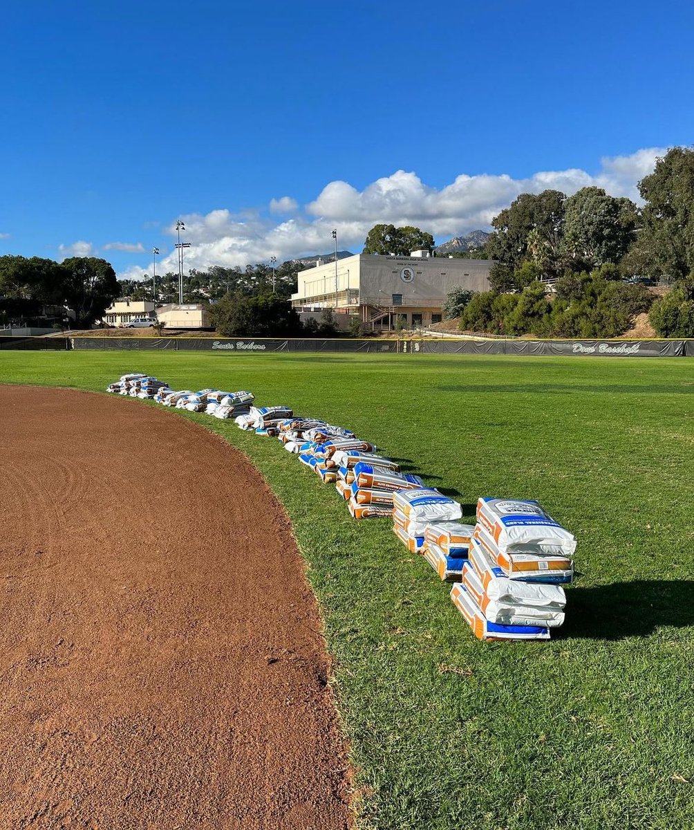 Christmas came early for the Santa Barbara Don’s Baseball crew!

Turface Pro League Elite in Champion Brown 🔥
#DIRTGottaLoveIt #60YearsStrong