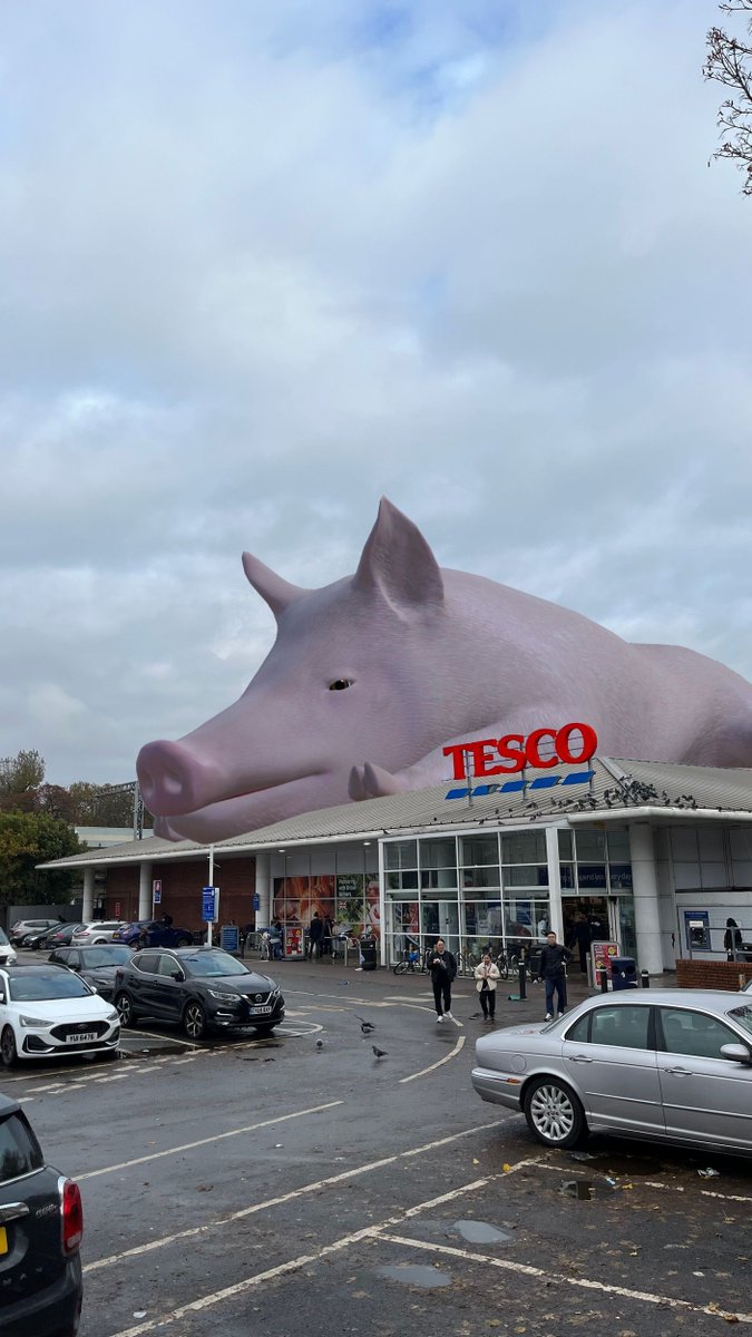 Six UK locations taken over by huge digital pigs to protest industrial meat farming > bit.ly/3Ri0fHx
