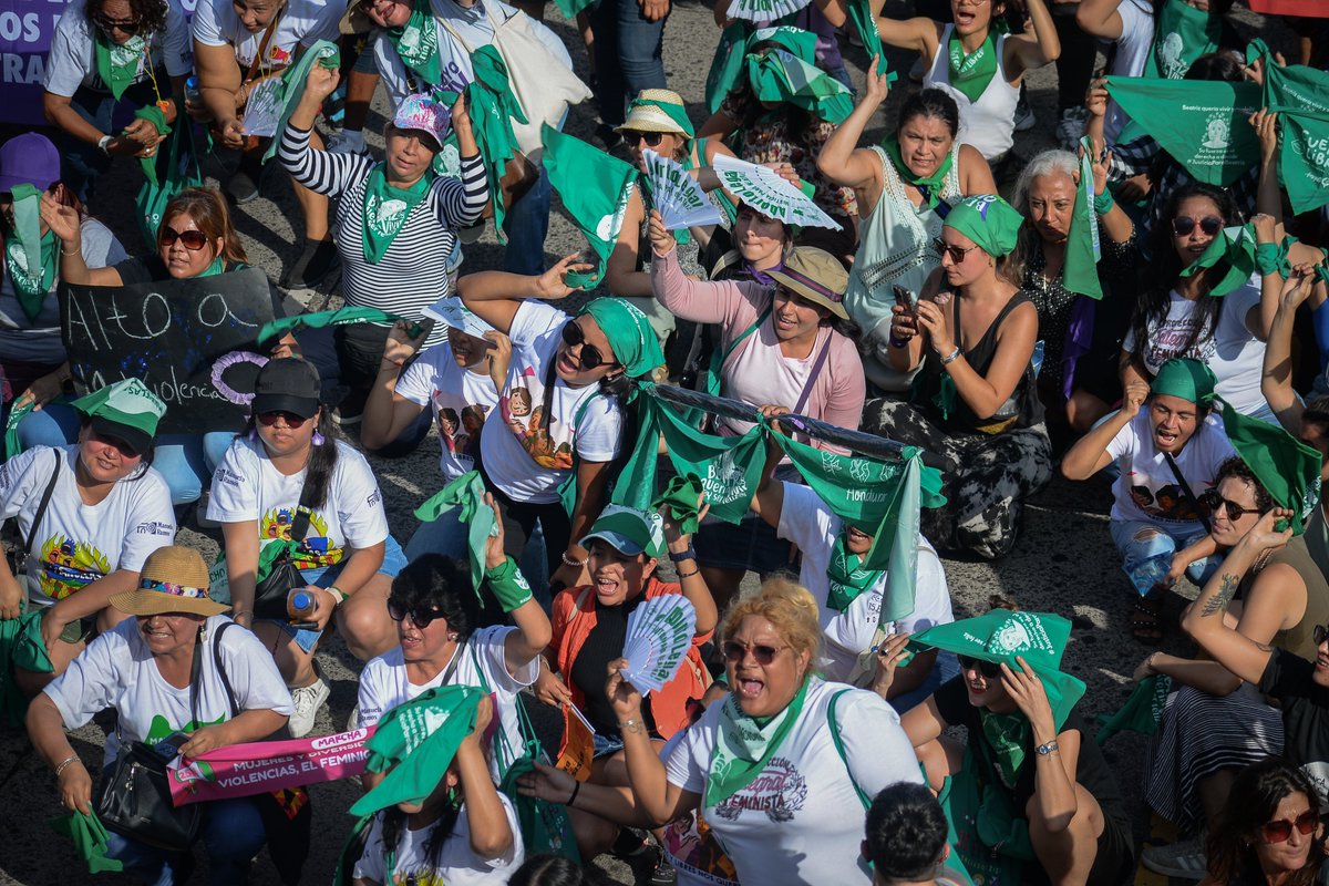 alharaca_sv's tweet image. El 25 de noviembre, cientos de mujeres de El Salvador y Latinoamérica se unieron en las calles de San Salvador para alzar sus voces en la marcha por el Día Internacional de la Eliminación de la Violencia contra la Mujer 📷👇