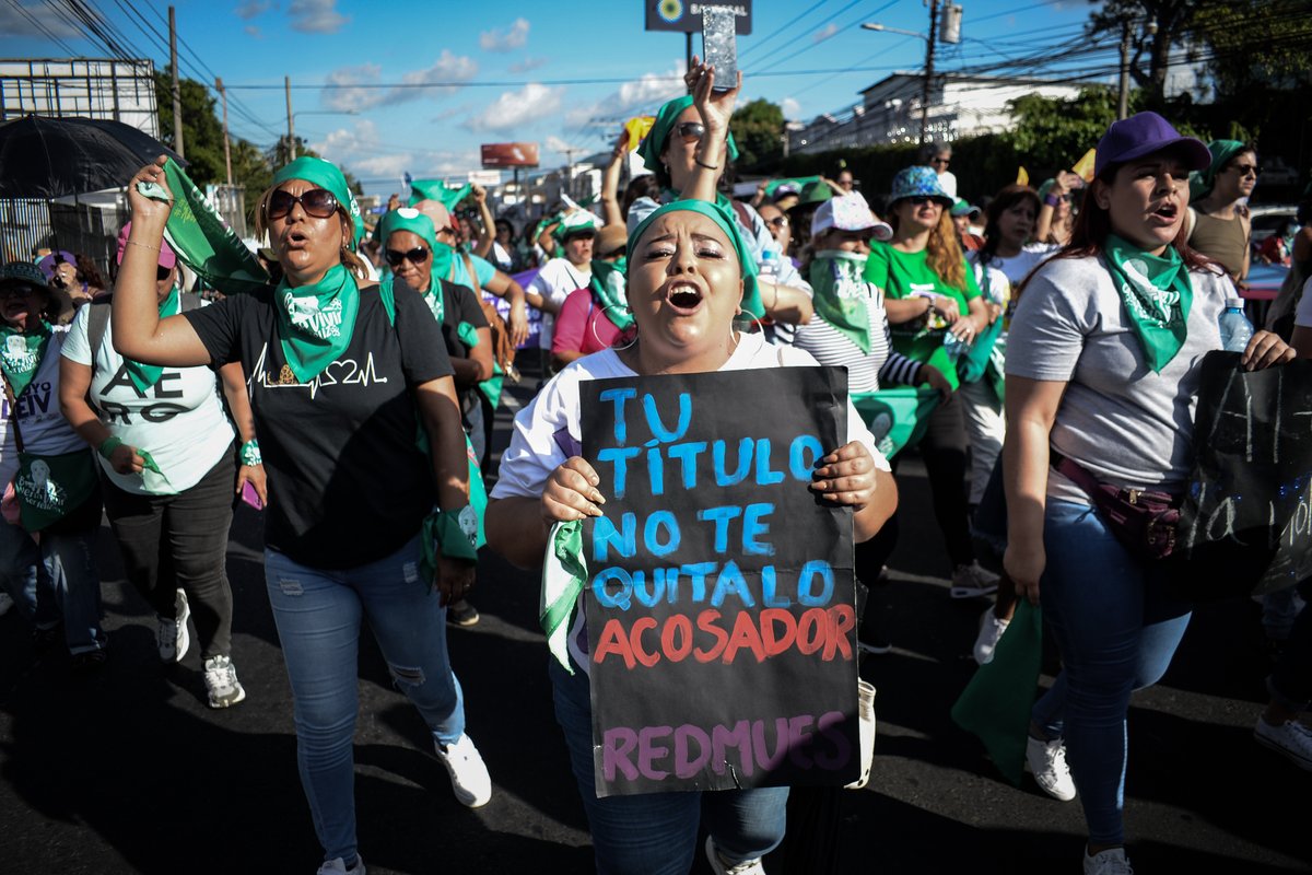alharaca_sv's tweet image. El 25 de noviembre, cientos de mujeres de El Salvador y Latinoamérica se unieron en las calles de San Salvador para alzar sus voces en la marcha por el Día Internacional de la Eliminación de la Violencia contra la Mujer 📷👇