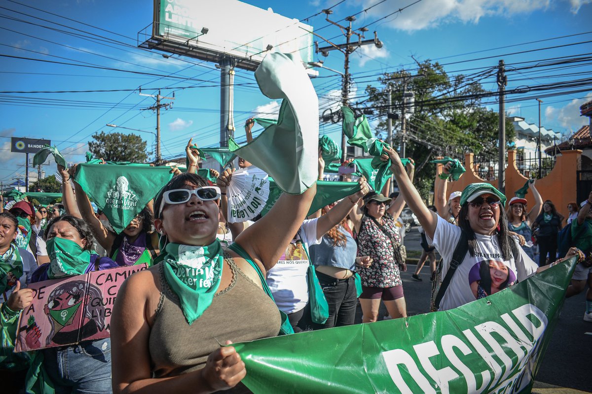 alharaca_sv's tweet image. El 25 de noviembre, cientos de mujeres de El Salvador y Latinoamérica se unieron en las calles de San Salvador para alzar sus voces en la marcha por el Día Internacional de la Eliminación de la Violencia contra la Mujer 📷👇