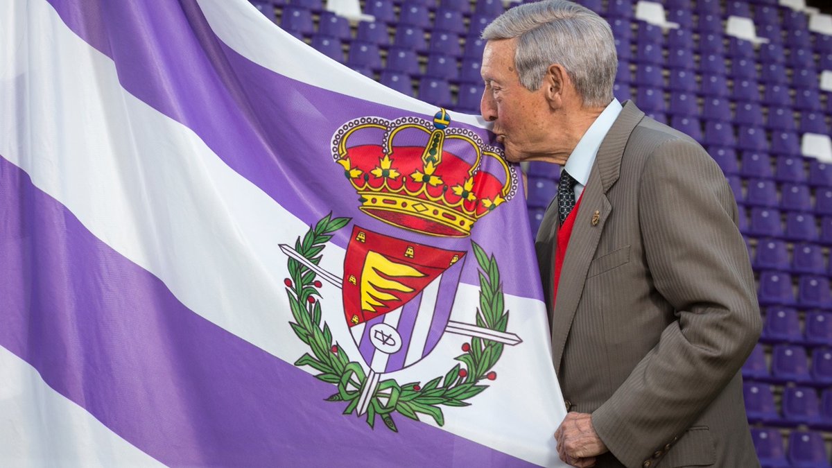 CarlosPuceland's tweet photo. Por todos aquellos que ya no están y han amado al Real Valladolid, por ser el escudo que llevamos en el corazón, por ser el escudo más bello jamás creado...#VotaSí https://t.co/B0CPS5BYtG