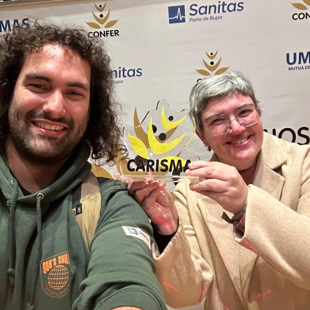 DioBarMon's tweet photo. Sus sonrisas lo dicen todo: qué alegría tan grande recoger el Premio Carisma @MediosConfer para las Noches Claras. Siete años de trabajo y apuesta del equipo de la @pjbarmon por propiciar espacios de encuentro de los jóvenes con Jesús. ¡Seguimos! https://t.co/5JhTa7qMvq