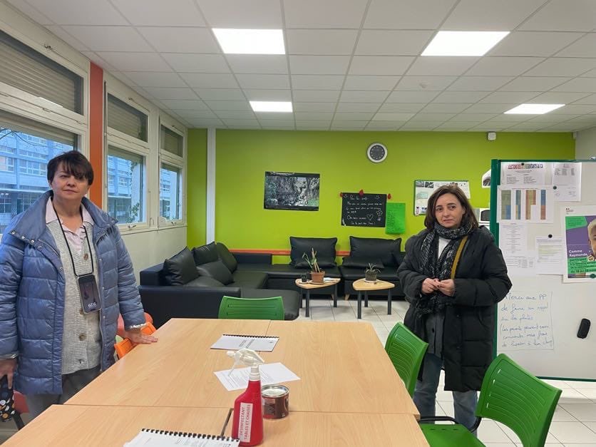 CEIPMontejaque's tweet photo. Comienza otra experiencia Erasmus. La Seño Rosa visita el College Le Vieux Chaine en La Flèche (Francia) #MEPRural #ErasmusPlus #ErasmusPlusES #MiErasmusPlus. https://t.co/JeE9ULFa6p