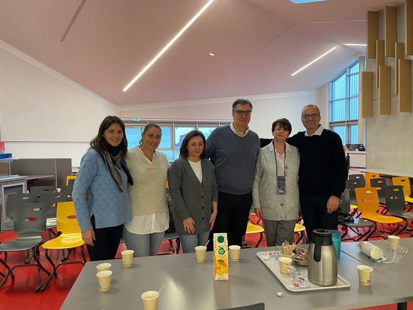 CEIPMontejaque's tweet photo. Comienza otra experiencia Erasmus. La Seño Rosa visita el College Le Vieux Chaine en La Flèche (Francia) #MEPRural #ErasmusPlus #ErasmusPlusES #MiErasmusPlus. https://t.co/JeE9ULFa6p
