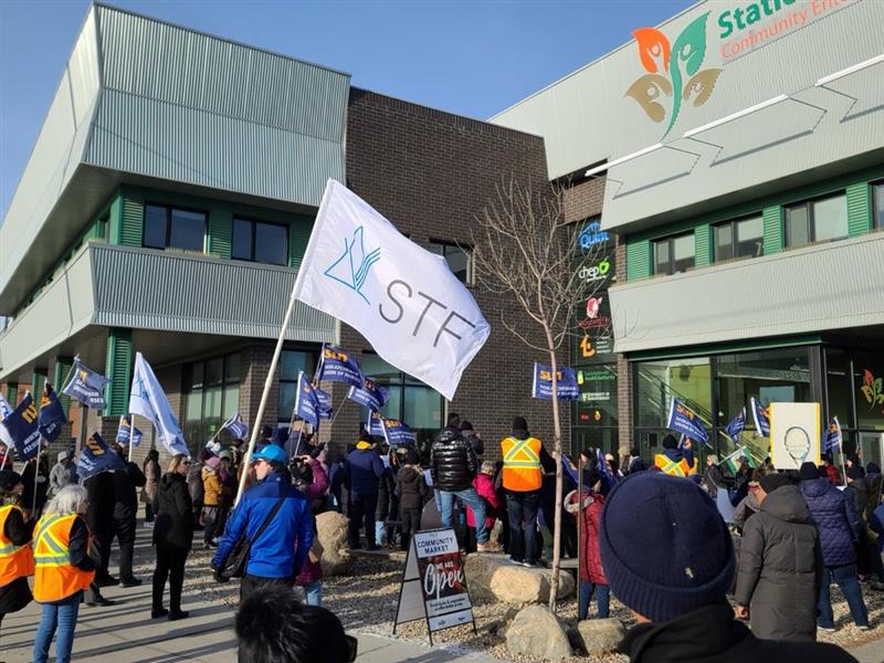 STF stands in solidarity with @SUNnurses and joined them at their Saskatoon rally earlier today. After all, teachers and nurses have a lot in common: dedicated professionals whose work impacts just about everyone, despite years of government cuts and deteriorating conditions. ✊
