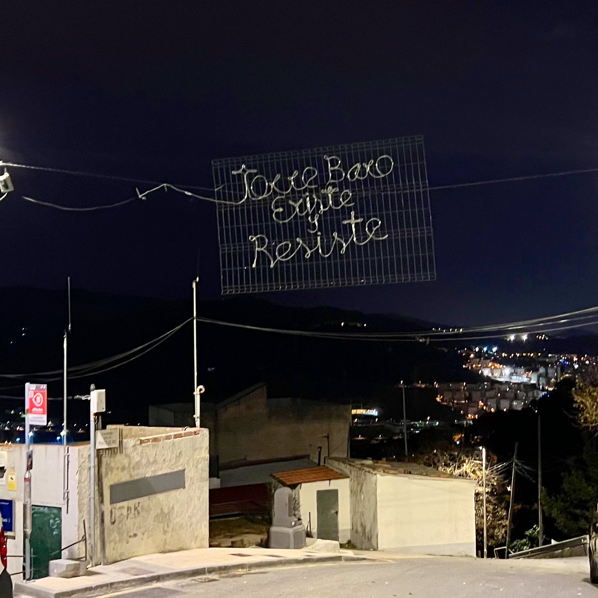 Mikel270201's tweet photo. 🚌🎄Un poco de la larga historia de Torre Baró plasmada en sus luces de Navidad. 

🥘🧸 Es el primer año que Torre Baró se ilumina para dar paso a las fiestas y lo ha hecho de la manera más original: han sido los propios vecinos los creadores de sus luces 🌟 https://t.co/FWSPHqURpM