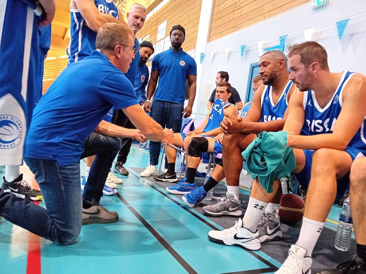 📕 LECTURE | Boris Diaw et son improbable quête de Coupe des Landes.

À Biscarrosse, « Babac » s’est mis en tête de gagner cette compétition avec sa bande de potes.

🪶 par @SHauraix_NBA.
📌 avec @TheBorisDiaw, <a href="/SimonDarnauzan/">Simon Darnauzan</a> ou encore… @Thom_Astro.

➤ basketusa.com/news/707029/bo…