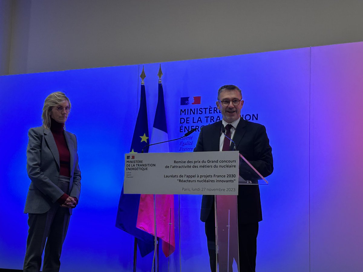 [#nucléaire ] Honoré de recevoir le prix du concours de l’attractivité des métiers du nucléaire🏆
👏Une récompense collective partagée avec l'Université des Métiers du Nucléaire, les 20 partenaires de la filière, les collègues de @pole_emploi et tous les acteurs de l’emploi.